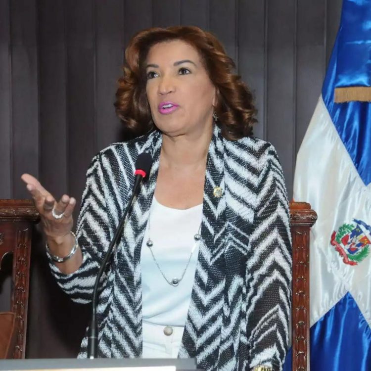 Diputada María Fernandez presenta su renuncia "irrevocable" del PLD