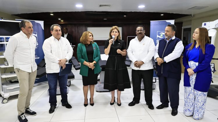 Raquel Peña entrega equipos por más de RD$61 millones al Hospital Dr. Moscoso Puello