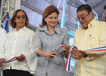 Gobierno entrega remozados campo de fútbol y polideportivo en San Cristóbal