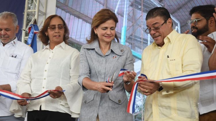 Gobierno entrega remozados campo de fútbol y polideportivo en San Cristóbal