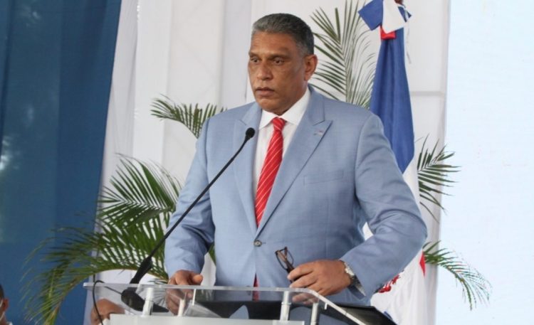 Chu Vásquez viaja a Inglaterra para asistir a la exposición Internacional de seguridad y policía