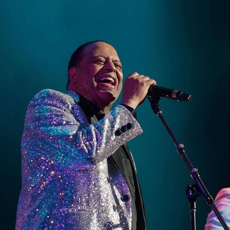 Wilfrido Vargas es ingresado en cuidados intensivos por neumonía