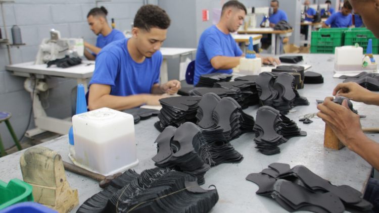 Universalización de la utilería escolar dinamiza industria textil y de calzados, asegura Inabie