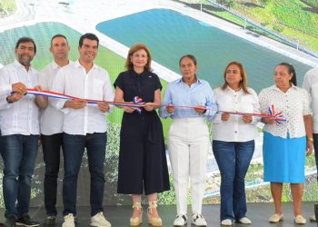 Raquel Peña y Wellington Arnaud inauguran sistema de alcantarillado sanitario de Villa Riva