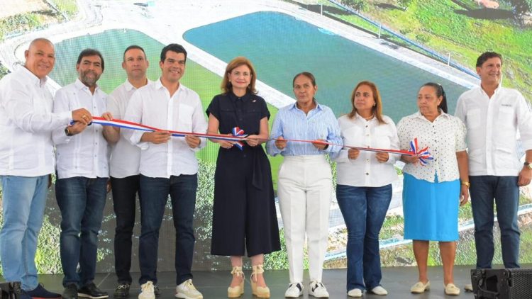 Raquel Peña y Wellington Arnaud inauguran sistema de alcantarillado sanitario de Villa Riva