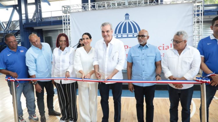 Presidente Abinader entrega polideportivos e inaugura fortaleza del Ejército en Samaná