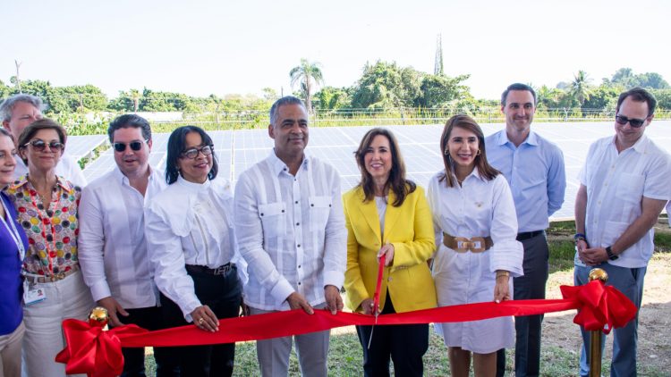 Inauguran parque solar en puerto de cruceros Amber Cove