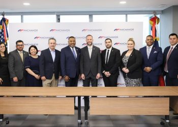 Oficiales de Aduanas de EE.UU. visitan RD para entrevistar a primeros dominicanos del programa Global Entry