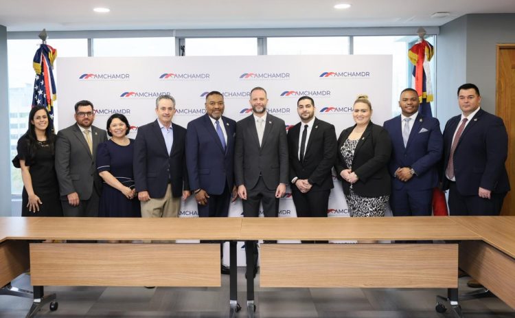 Oficiales de Aduanas de EE.UU. visitan RD para entrevistar a primeros dominicanos del programa Global Entry