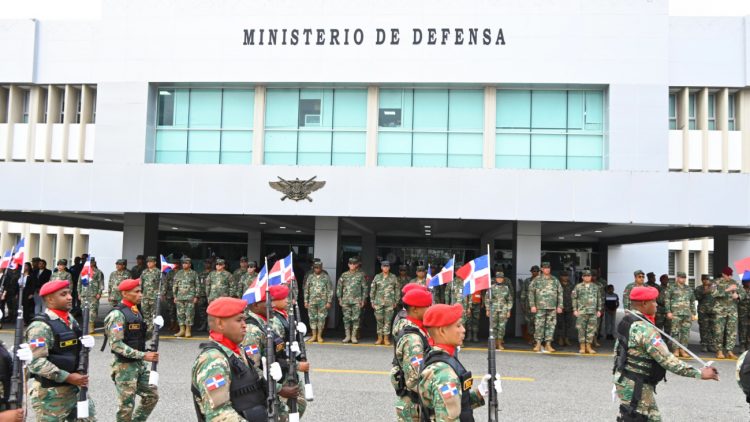 Ministerio de Defensa realiza izada de bandera en honor al general de división Antonio Duvergé Duval