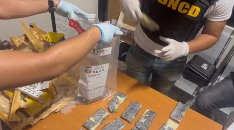 Incautan mesa de dominó con los laterales llenos de cocaína