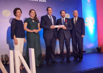 Gobierno reconoce méritos de los doctores Jaime Davison y Carlos Aguilar