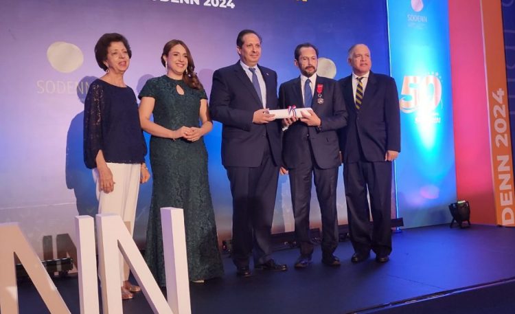 Gobierno reconoce méritos de los doctores Jaime Davison y Carlos Aguilar