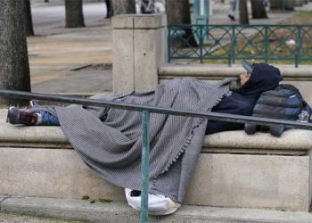 Florida prohíbe a las personas sin hogar dormir en calles y plazas