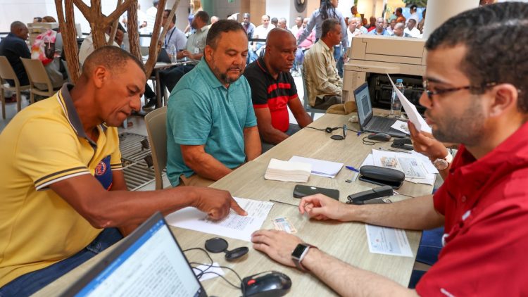 Hacienda llama a policías retirados a buscar sus cheques de indemnización