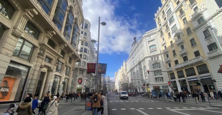 España modificará ley que otorga residencia a los extranjeros por comprar vivienda