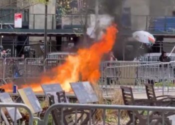 Un hombre se prende fuego a las afueras del tribunal que juzga a Donald Trump