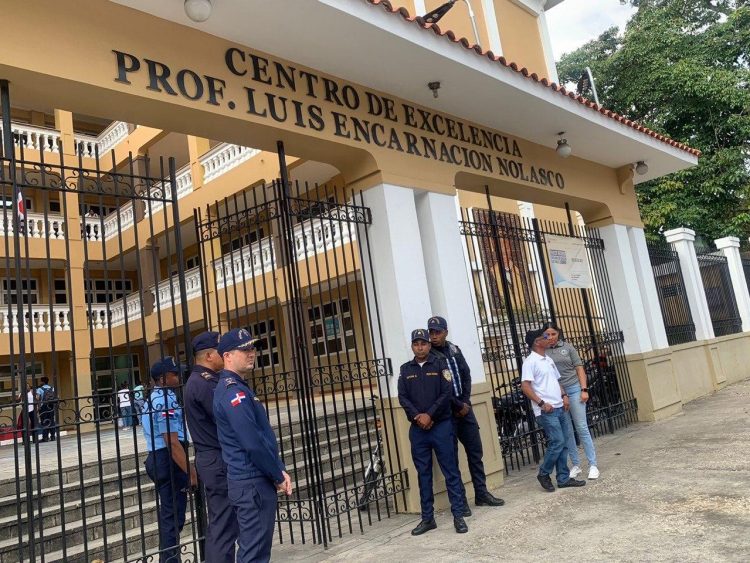 Policía refuerza seguridad en centros educativos con operativos de prevención