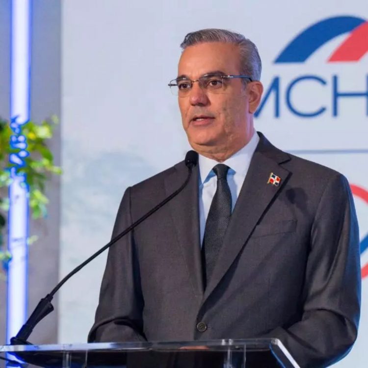 “El pasado no vendrá al rescate del futuro”, asegura Luis Abinader