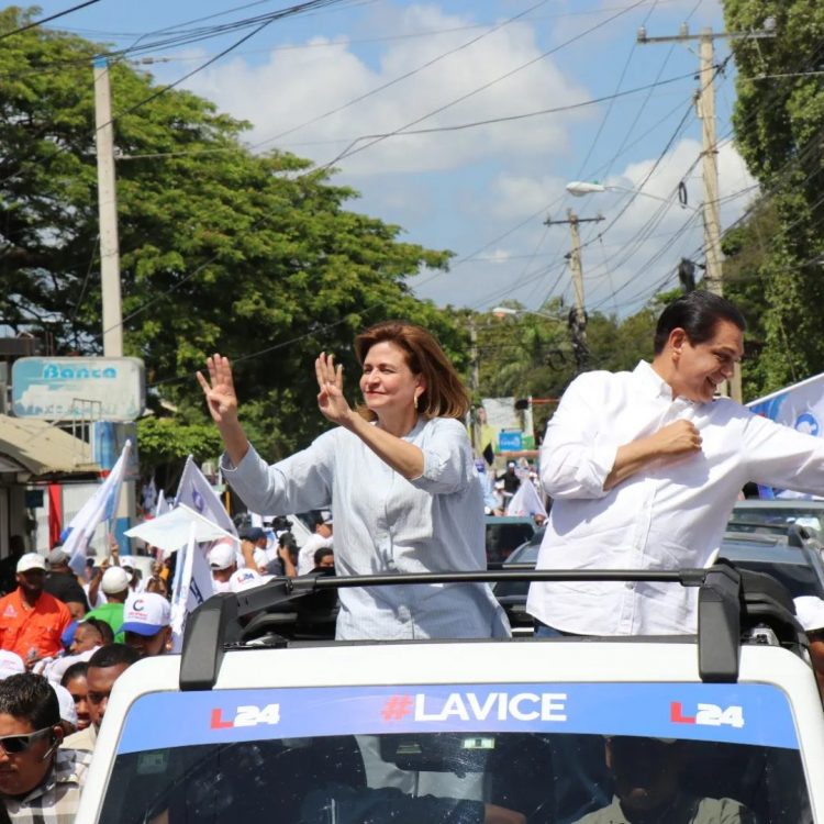 Raquel Peña encabeza multitudinaria caravana en Tamboril y Licey al Medio