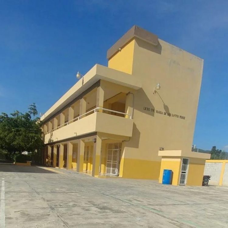 Estudiante lanza herbicida en una escuela de Azua para que despachen temprano