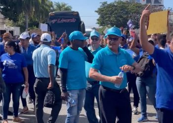 Profesores protestan frente al Ministerio de Educación