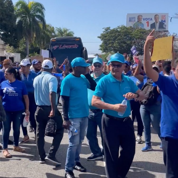 Profesores protestan frente al Ministerio de Educación