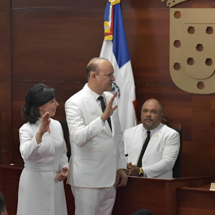 Ulises Rodríguez es juramentado como alcalde de Santiago