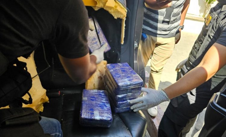 Interceptan hombre con 35 paquetes de presunta cocaína en Santo Domingo