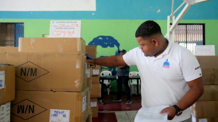 Inabie inicia traslado de uniformes y útiles del próximo año escolar