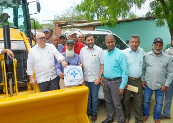 Gobierno dota a regantes en Dajabón de equipo pesado a tasa cero