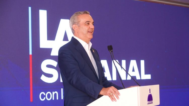 Abinader presenta avances en educación, transporte, salud e infraestructura en Santiago