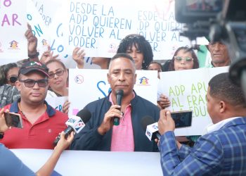 Padres protestan contra ADP por paralización de la docencia