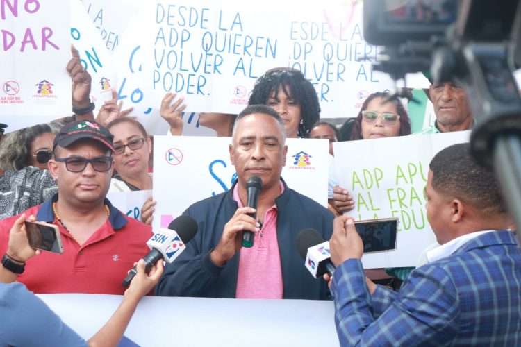 Padres protestan contra ADP por paralización de la docencia