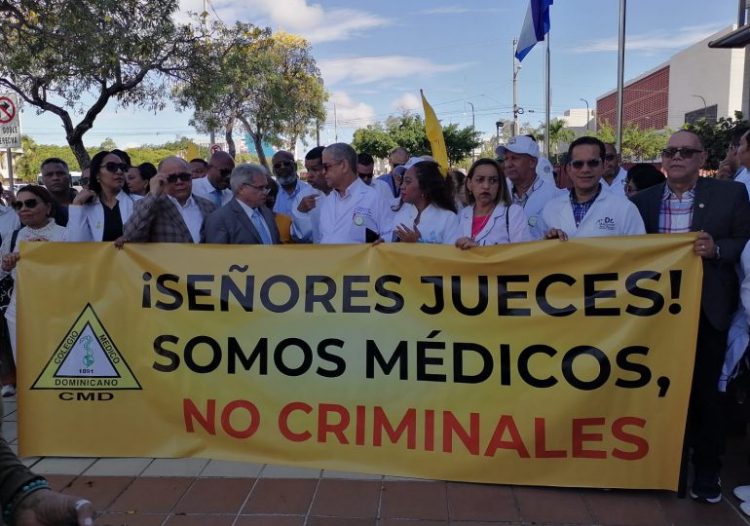 CMD protesta por sentencias de tribunales contra médicos y centros de salud