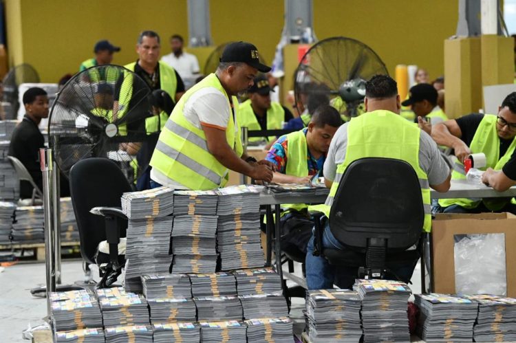 JCE inicia elaboración de kits electorales para el exterior de cara a elecciones de mayo