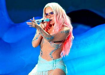 Karol G invita a 500 policías a sus conciertos en Bogotá