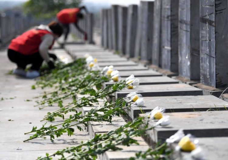China celebra el Día de Barrer las Tumbas para honrar a los seres queridos muertos