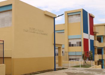 Ministerio de Educación entrega escuelas básicas en Santo Domingo