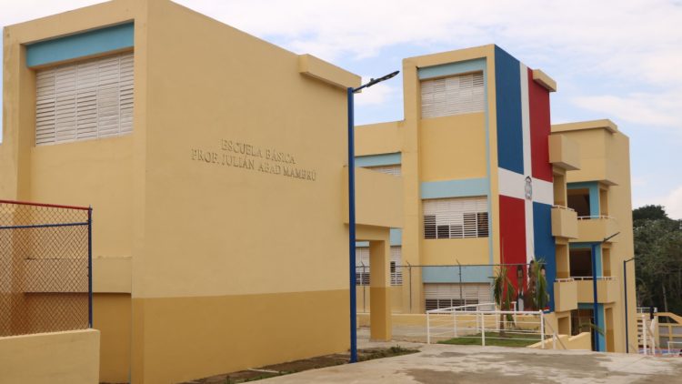 Ministerio de Educación entrega escuelas básicas en Santo Domingo