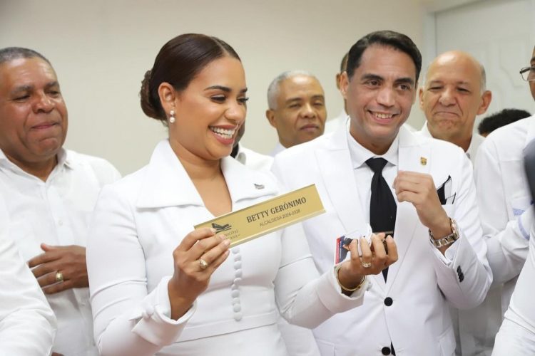 Betty Gerónimo asume la alcaldía de Santo Domingo Norte