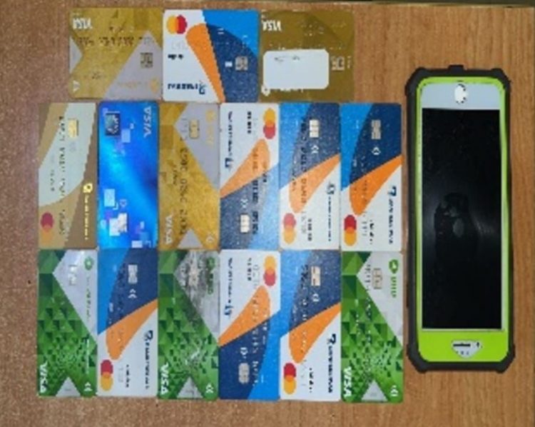 Policía detiene un hombre con 14 tarjetas bancarias robadas en La Romana