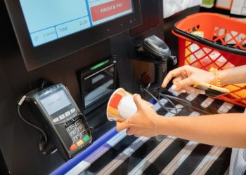 Un niño de once años roba más de 6 mil euros de la caja de un supermercado en Italia