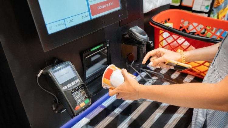 Un niño de once años roba más de 6 mil euros de la caja de un supermercado en Italia