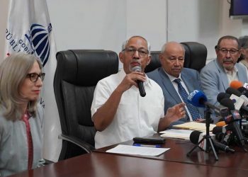 Ministerio de Educación formaliza aumento salarial de un 8% para los maestros