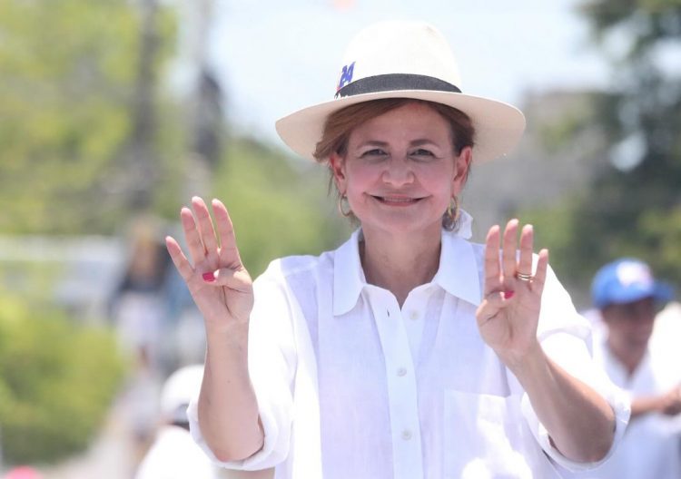 Raquel Peña lidera multitudinaria caravana en Dajabón