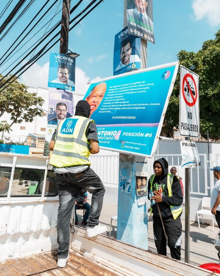 Alcaldía del Distrito Nacional retira propaganda política de las calles