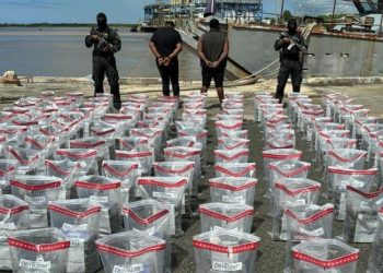 Atrapan lancha con dos hombres y 675 paquetes de droga en San Pedro de Macorís