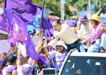 Abel Martínez camina entre la multitud durante su caravana en Moca