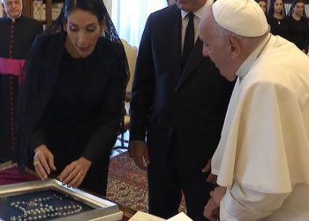 Presidente Abinader le regala un rosario de larimar al papa Francisco